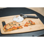 6690_cutit_pentru_pizza_Weber_lifestyle_